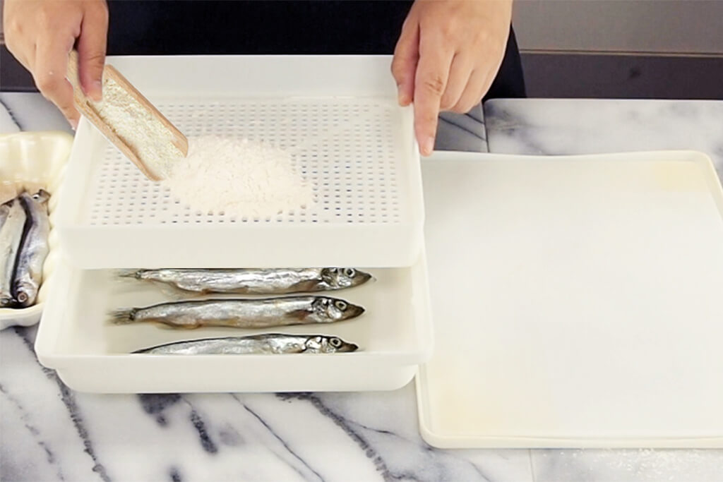 Sifters flour or breadcrumbs with 3mm holes to evenly sprinkle powder on food.