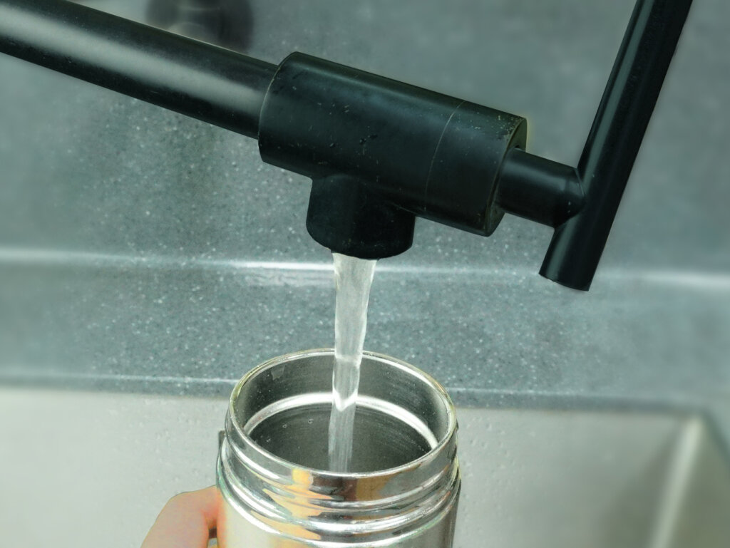 Fill a small amount of water
